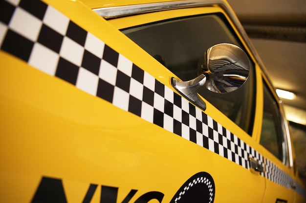 Primer plano de taxi amarillo