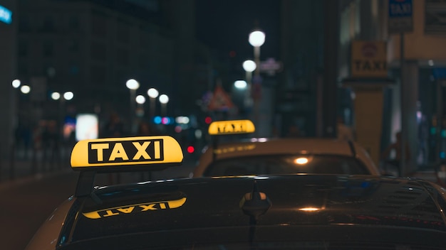 Primer plano de un taxi iluminado por la noche