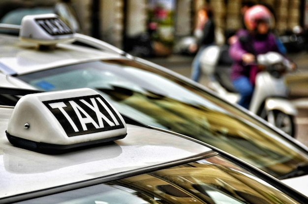 Foto primer plano de los taxis en el coche