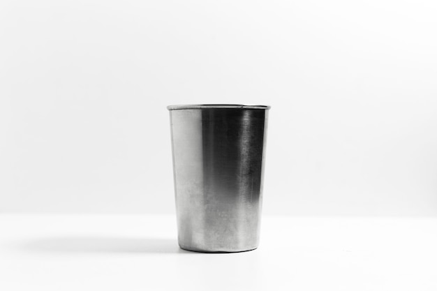 Primer plano de la taza de acero aislado en blanco.