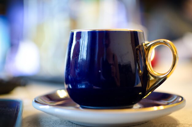 Foto primer plano de una taza azul vintage