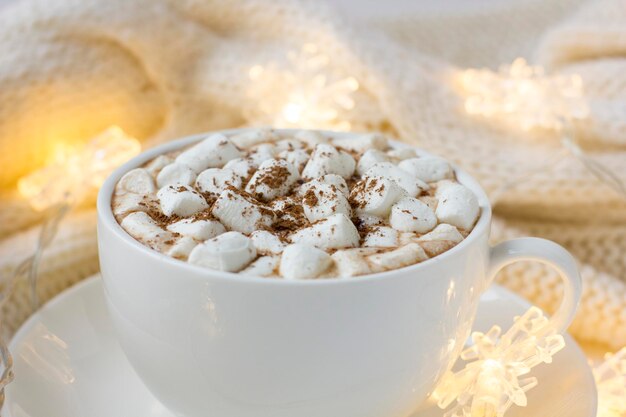 Primer plano Taza blanca con chocolate caliente con malvaviscos. Fondo de Navidad o año nuevo con chocolate caliente.