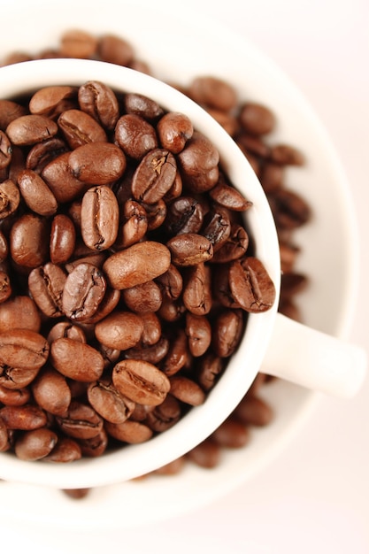 Primer plano de una taza blanca de granos de café
