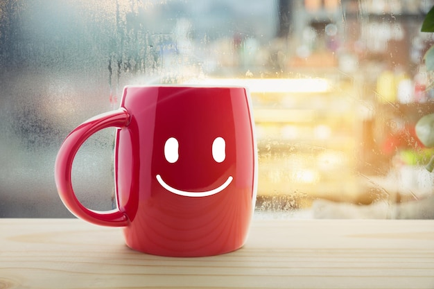 Primer plano de una taza de café en el alféizar de la ventana