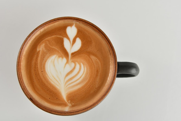 Primer plano de una taza de café americano con espuma espesa, bebida de capuchino caliente, café espresso