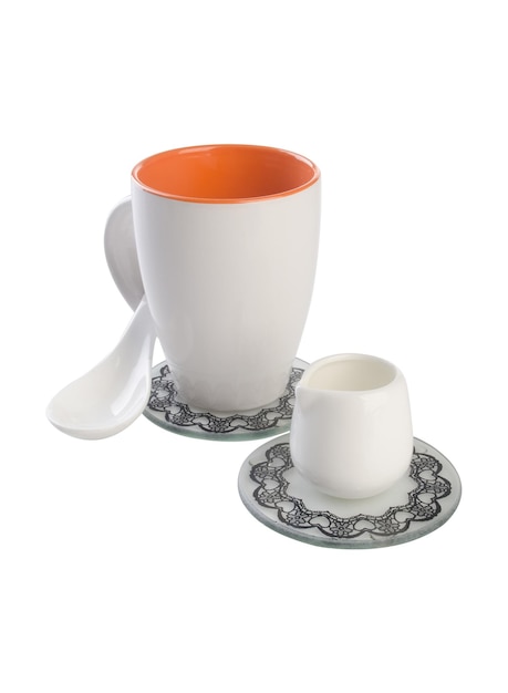 Primer plano de una taza de café contra un fondo blanco