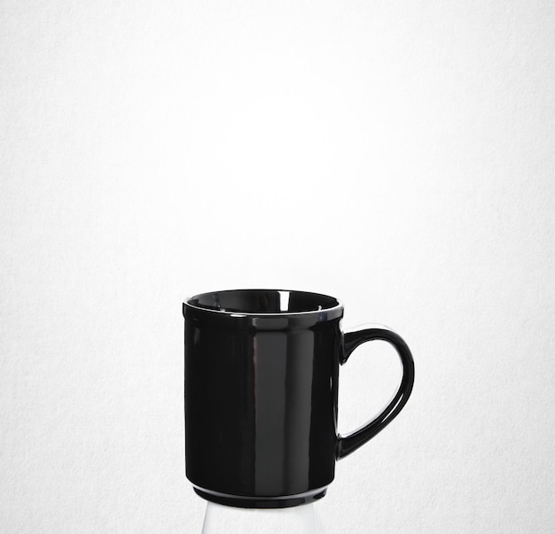 Foto primer plano de una taza de café contra un fondo blanco