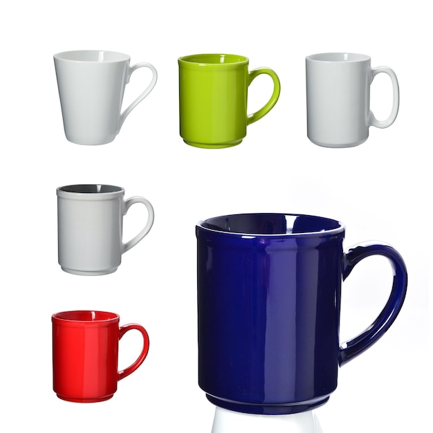 Primer plano de una taza de café contra un fondo blanco