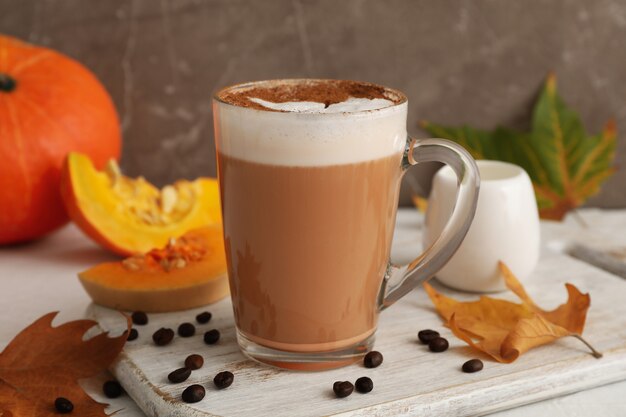 Primer plano de una taza de café con leche de calabaza