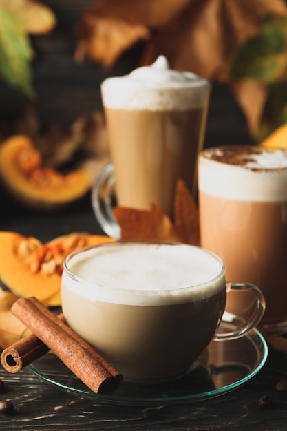 Foto primer plano de una taza de café con leche de calabaza