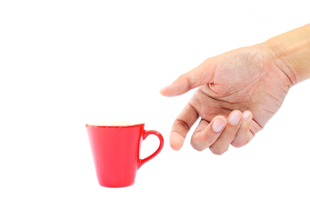 Primer plano de una taza de café en la mano contra un fondo blanco