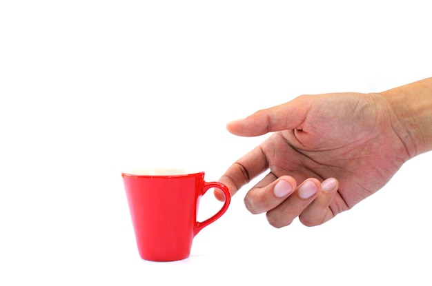 Primer plano de una taza de café en la mano contra un fondo blanco