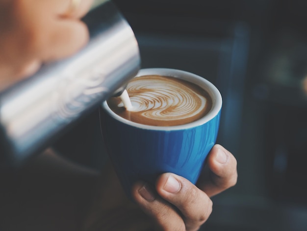 Primer plano de una taza de café en la mano