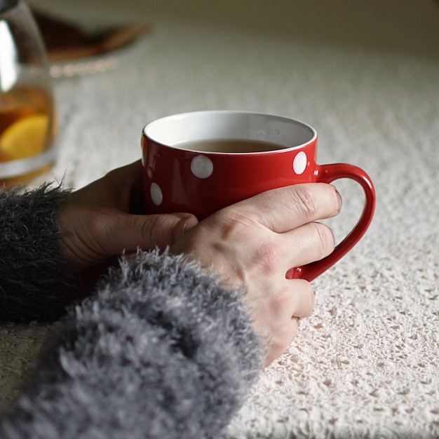 Foto primer plano de una taza de café en la mano