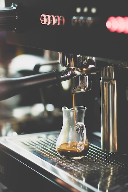 Foto primer plano de una taza de café en la mesa de una cafetería