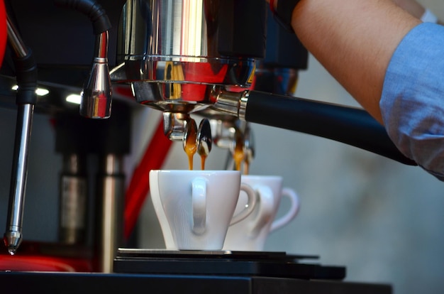 Foto primer plano de una taza de café en la mesa de una cafetería