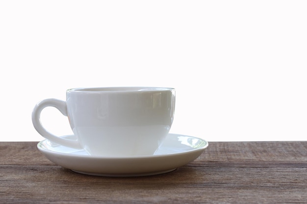 Foto primer plano de una taza de café en la mesa contra un fondo blanco