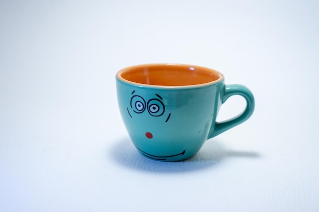Primer plano de una taza de café en la mesa contra un fondo blanco