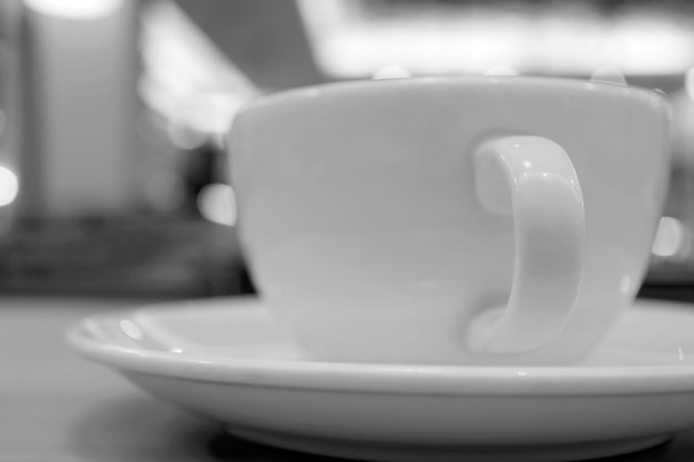 Primer plano de una taza de café en la mesa en monótono
