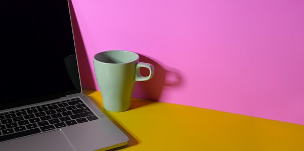 Foto primer plano de la taza de café en la mesa