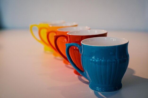 Primer plano de una taza de café en la mesa