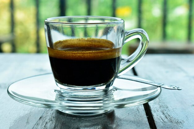 Foto primer plano de una taza de café en la mesa