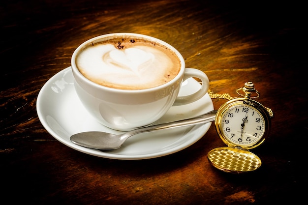 Primer plano de una taza de café en la mesa
