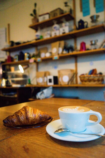 Foto primer plano de una taza de café en la mesa