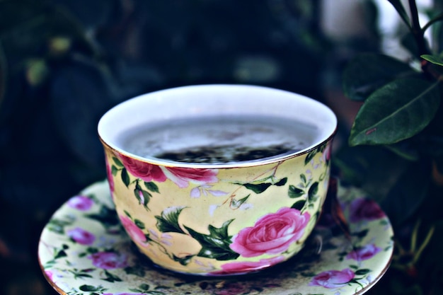 Primer plano de una taza de café en la mesa