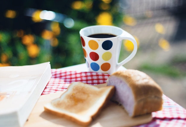 Primer plano de una taza de café en la mesa
