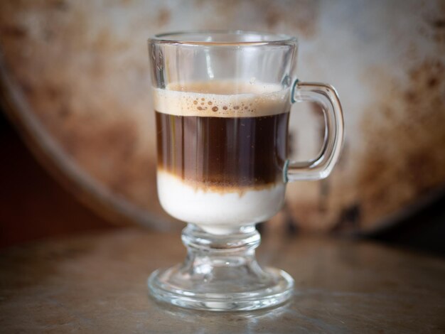 Foto primer plano de una taza de café en la mesa