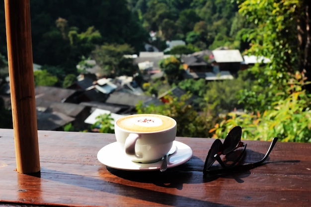 Foto primer plano de una taza de café en la mesa