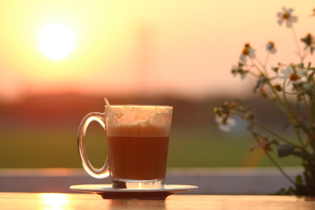 Foto primer plano de una taza de café en la mesa