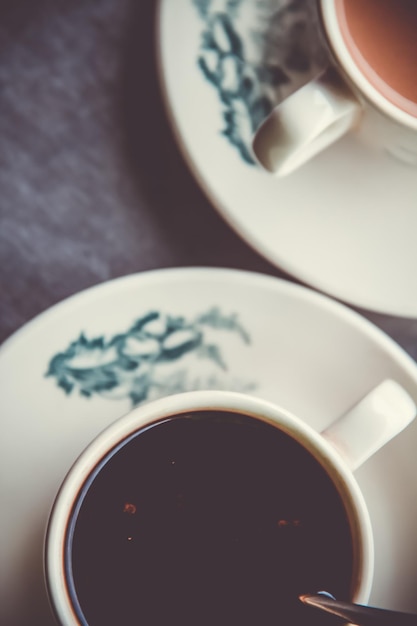 Primer plano de una taza de café en la mesa