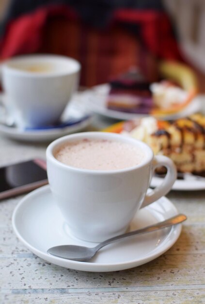 Foto primer plano de una taza de café en la mesa