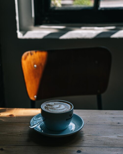 Foto primer plano de una taza de café en la mesa