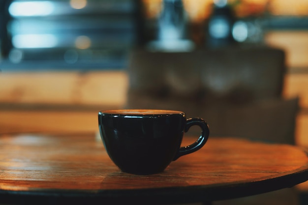 Primer plano de una taza de café en la mesa