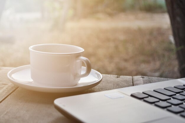 Primer plano de una taza de café en la mesa