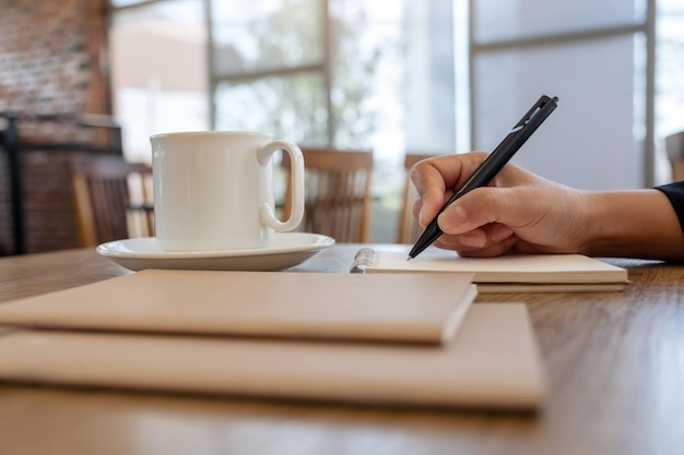 Primer plano de la taza de café en la mesa