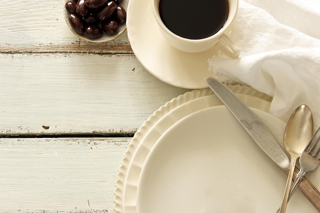 Primer plano de una taza de café en la mesa