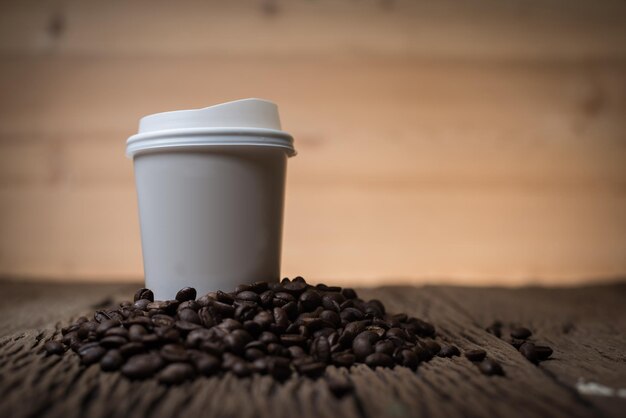 Primer plano de una taza de café en la mesa