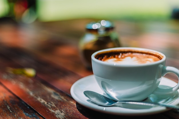 Primer plano de la taza de café en la mesa