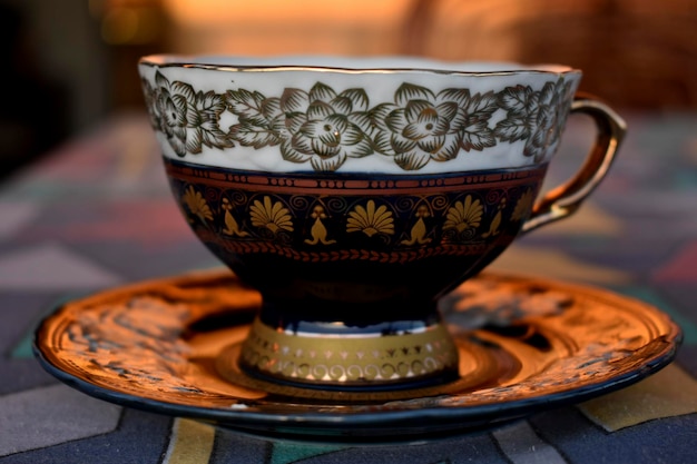 Primer plano de una taza de café en la mesa