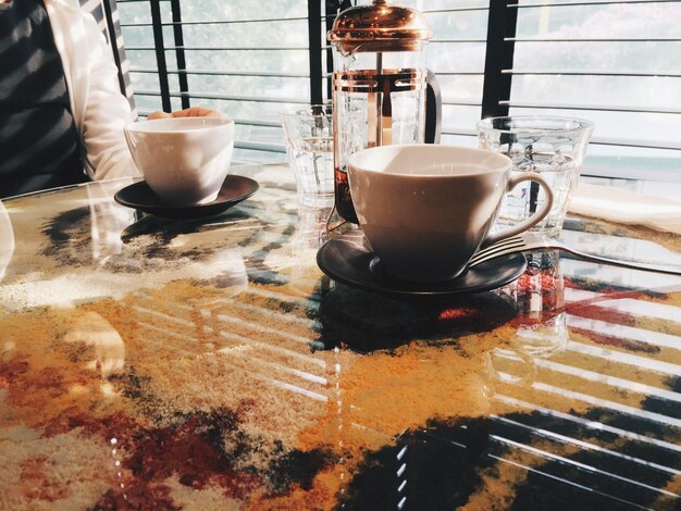 Foto primer plano de la taza de café en la mesa