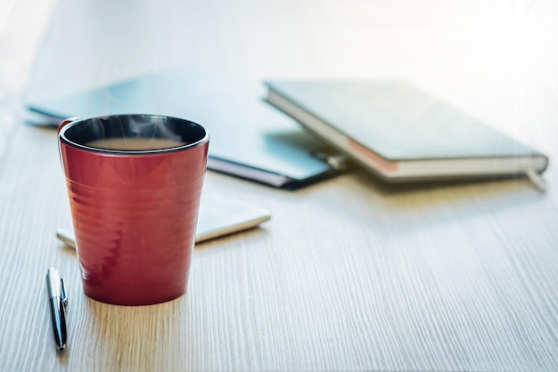 Primer plano de la taza de café en la mesa
