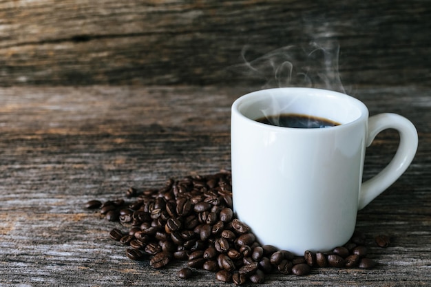 Primer plano de una taza de café en la mesa