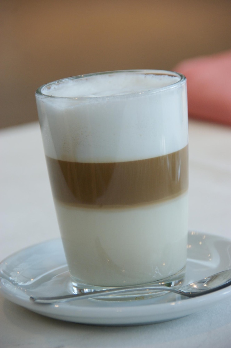 Foto primer plano de la taza de café en la mesa