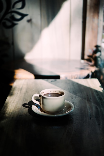 Primer plano de la taza de café en la mesa