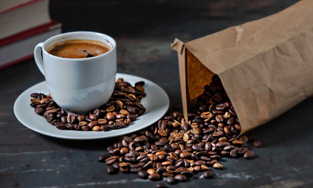 Primer plano de una taza de café en la mesa