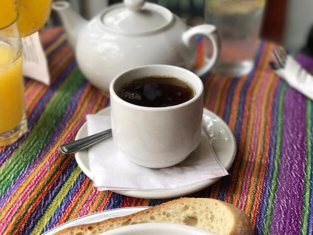 Foto primer plano de la taza de café en la mesa